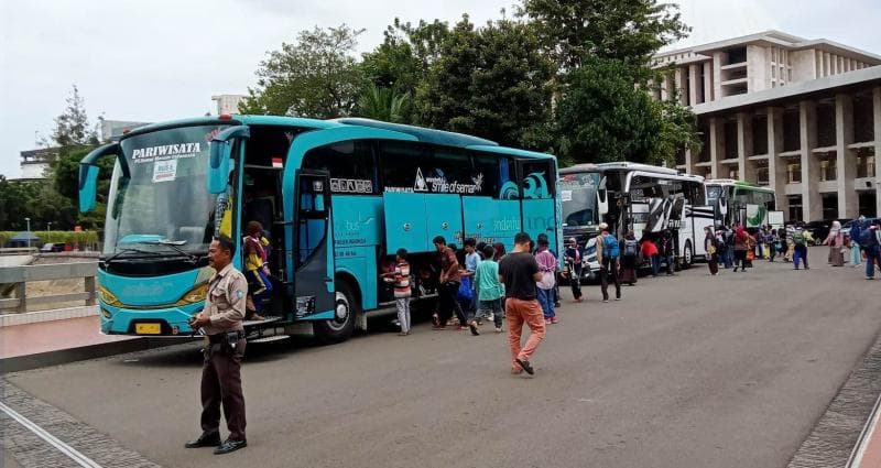 Komite Nasional Keselamatan Transportasi (KNKT) menyarankan agar kita mengecek izin dan kelegalan dari perusahaan menyelenggara bus pariwisata. (Jakartabus)