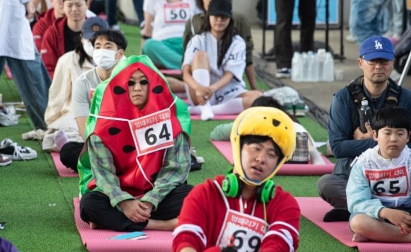 Peserta lomba bengong memakai kostum yang menarik. (Naver/Lim Yunji)