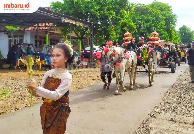 Arak-arakan karnaval sedekah bumi di Desa Bancak diikuti kepala desa dan jajarannya. (Inibaru.id/ Rizki Arganingsih)