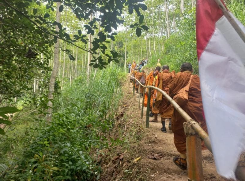 Selama menjalani perjalanan spritual, para biksu thudong akan jarang melewati lembah dan hutan. (Inibaru.id/ Fitroh Nurikhsan)