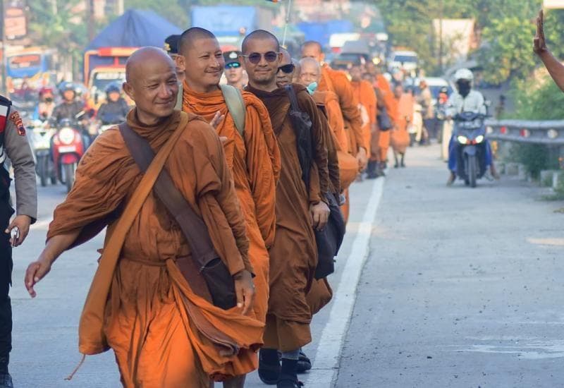 Pada 2023, sambutan masyarakat Indonesia terhadap biksu thudong dari Thailand cukup meriah. (Radarslawi/Yeri Noveli)