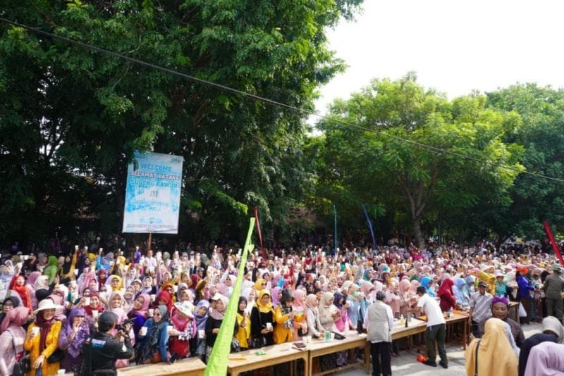 Ribuan Perempuan Berkebaya Pecahkan Rekor di Pantai Tirta Samudra
