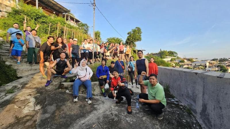 Anggota Komunitas Urban Hiking Semarang berswa foto sehabis menjajal rute tanjakkan di Lempongsari. (Foto akun instagram @urbanhikingsemarang)