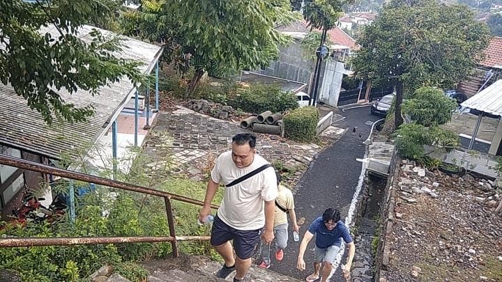 Urban hiking adalah aktivitas pendakian yang dilakukan di area perkotaan. (Foto akun instagram @urbanhikingsemarang)