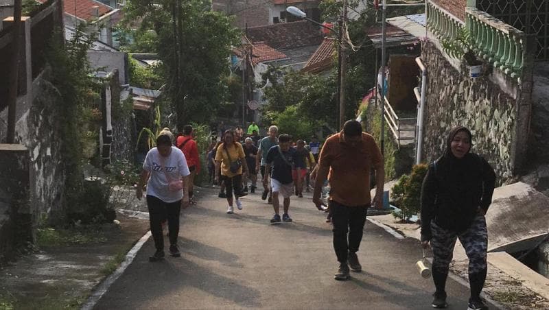 Potret anggota Komunitas Urban Hiking Semarang saat melewati sebuah tanjakkan. (Foto akun instagram @urbanhikingsemarang)