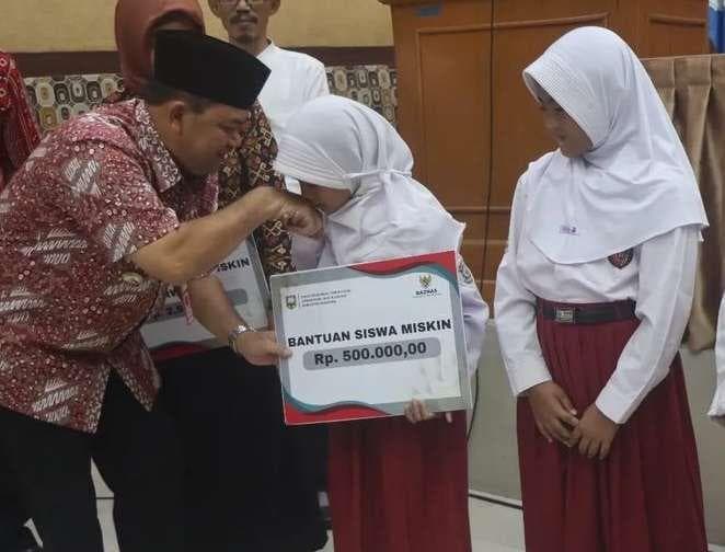 Bupati Semarang Ngesti Nugraha menyerahkan bantuan secara simbolis kepada salah satu siswa di Kantor Disdikbudpora Kabupaten Semarang, Selasa (14/5). (Diskominfo Kabupaten Semarang)