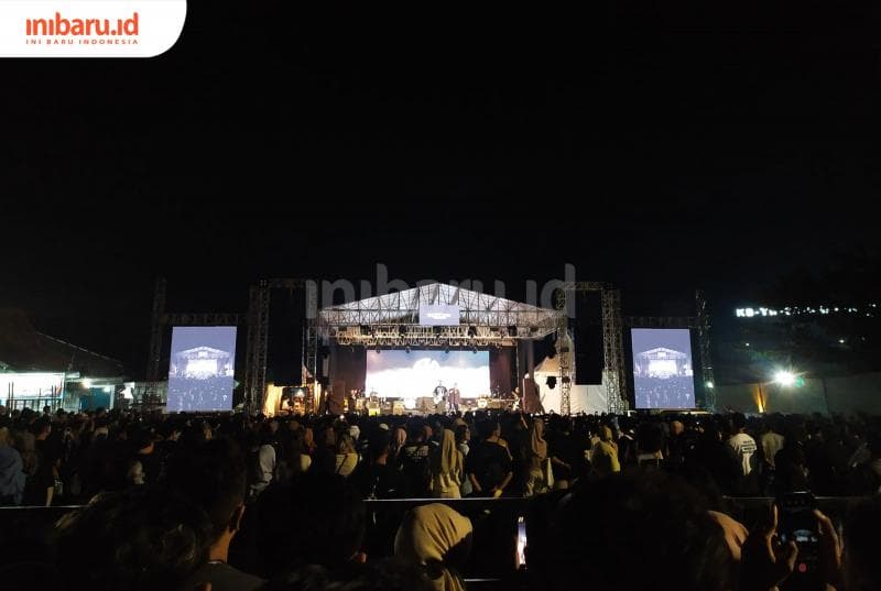 Ribuan penonton memadati halaman Stadion Joyokusumo Pati untuk menyaksikan konser musik Bersua Project. (Inibaru.id/ Rizki Arganingsih)