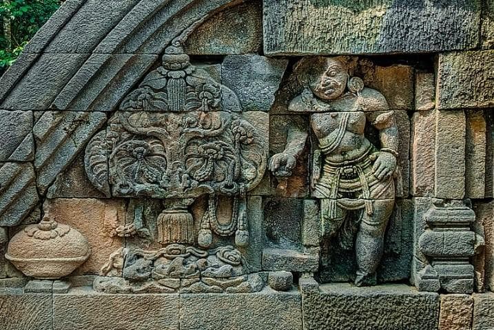 Salah satu relief yang ada di Candi Merak. (Wikipedia/Haikal-Heine)
