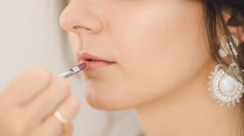 Gaya douyin identik dengan teknik ombre untuk bibir dan biasa diakhiri sapuan lip gloss. (Pixabay)