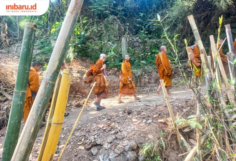 Para biksu sesekali melempar senyum kepada masyarakat saat melakukan thudong. (Inibaru.id/ Fitroh Nurikhsan)