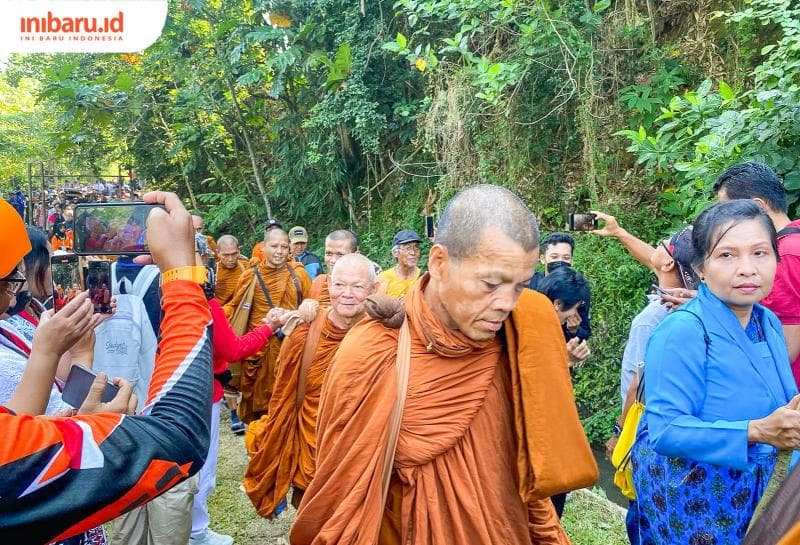 Pelepasan biksu thudong di Vihara Sima 2500 mendapat sambutan luar biasa dari masyarakat setempat. (Inibaru.id/Fitroh Nurikhsan)