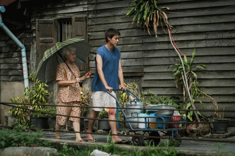 Film Thailand 'How to Make Millions Before Grandma Dies' tayang di bioskop di Indonesia sejak 15 Mei 2024. (Jor Kwang Films/GDH)