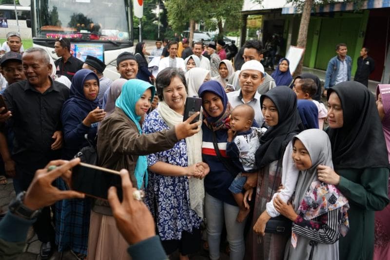 Lestari Moerdijat sedang berfoto bersama para peziarah. (Doc. Sahabat Lestari)<br>