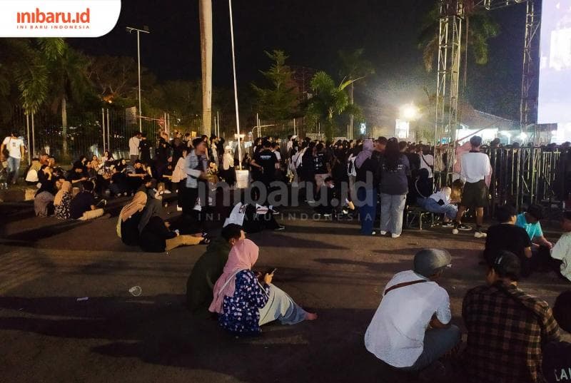 Para penonton konser musik Bersua Project di Pati bersiap memasuki venue. (Inibaru.id/ Rizki Arganingsih)