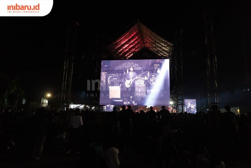Gawai adalah barang wajib dibawa untuk mengabadikan momen saat menonton konser musik.&nbsp;(Inibaru.id/ Rizki Arganingsih)