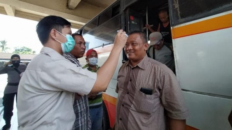 Tiap penumpang yang turun di terminal di Jogja akan diukur suhu badannya. (SuaraJogja/Putu)