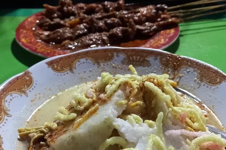 Kupat sableng adalah perpaduan dari ketupat dan satai blengong. (Babad/Lilisnawati)