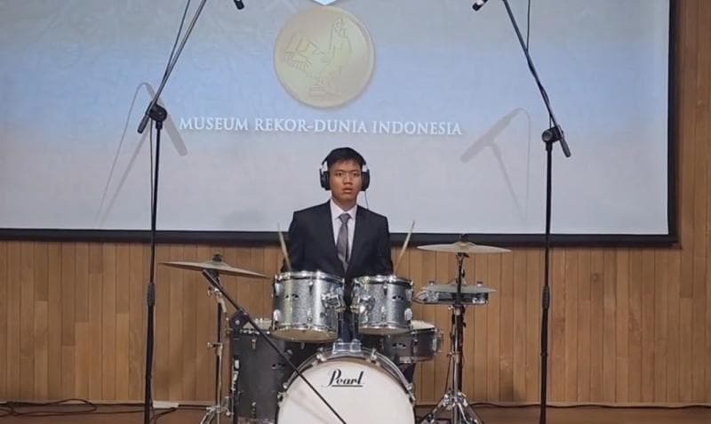 Penampilan&nbsp;Alan Cahya Adila Putra saat memainkan drum untuk memecahkan Rekor Muri. (Instagram/bundaimaculata)