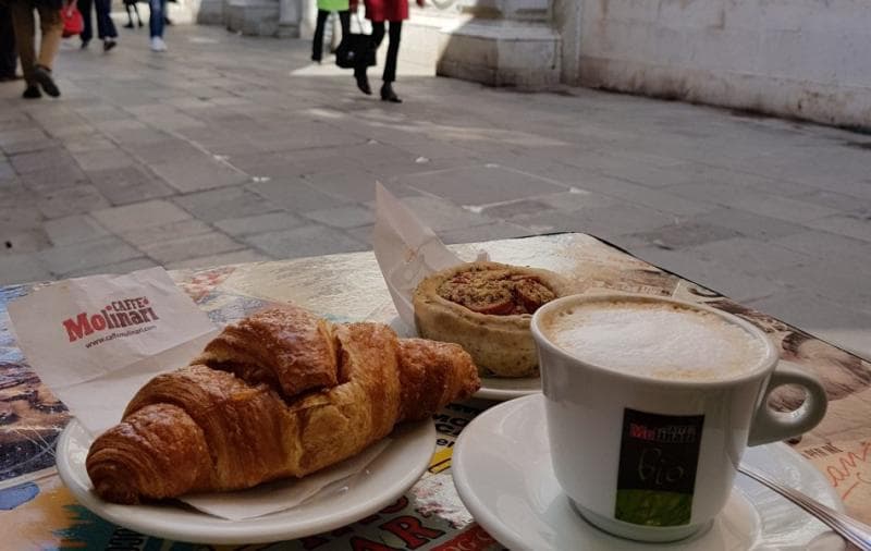 Cappuccino dianggap lebih cocok sebagai minuman sarapan pagi. (thetravellinggirl)