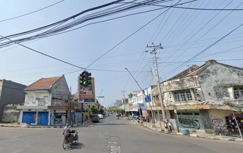 Lampu merah gantung di Prapatan Tumpuk Tegal. (Google Street View)