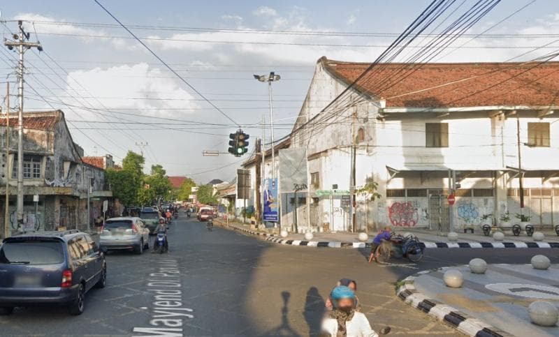 Lampu merah gantung sudah eksis sejak zaman penjajahan Belanda. (Google Street View)