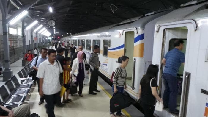 Pastikan untuk sampai di stasiun lebih awal agar nggak ketinggalan kereta. (via Ekonomi Bisnis)