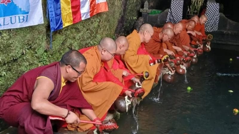 Prosesi pengambilan air berkah di Umbul Jumprit, Magelang, Rabu (22/5). (Tvonenews)