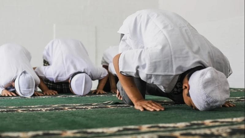 Salat Sambil Memejamkan Mata, Boleh Nggak?