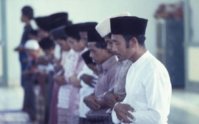 Ternyata, salat sambil memejamkan mata boleh dilakukan. (islampos)