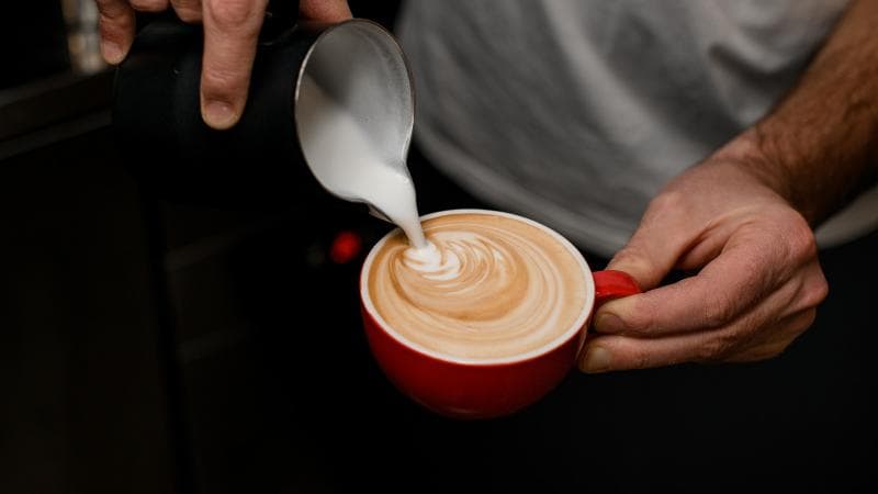 Sajian magic coffee memberikan keajaiban di lidah para penyecapnya. (Getty Images/Maximfesenko)