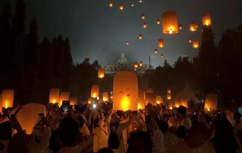 Pelepasan lampion Waisak di area Candi Borobudur. (X/AyamBakar97)