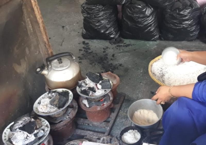 Proses pembuatan kue sagon yang masih tradisional dengan tungku arang. (Wikipedia/Erwin Abdillah)
