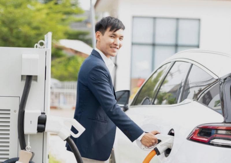 Kemudahan pengisian daya harus diperhatikan sebelum membeli mobil listrik. (Shutterstock)