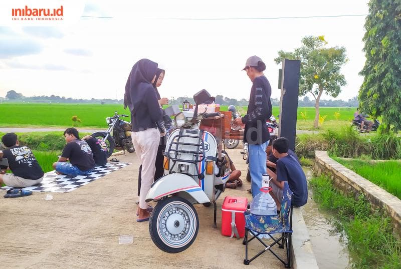 Suasana pelanggan yang sedang memesan Veskop.&nbsp;(Inibaru.id/ Rizki Arganingsih)