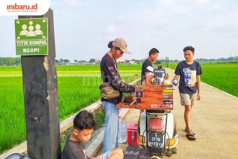 Veskop: Tempat Ngopi Murah di Tepi Sawah di Pati