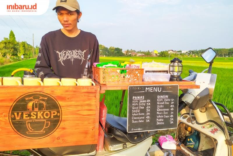 Hendra tengah sibuk membuat kopi pesanan pelanggannya. (Inibaru.id/ Rizki Arganingsih)