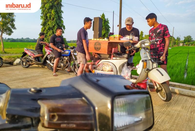 Setiap sore, Veskop ramai oleh para penikmat kopi yang ingin bersantai di pinggir area persawahan. (Inibaru.id/ Rizki Arganingsih)