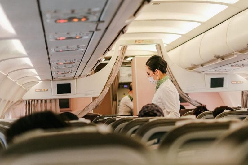 Pramugari Dilarang Bantu Penumpang Naikkan Bagasi ke Kabin, Kenapa?