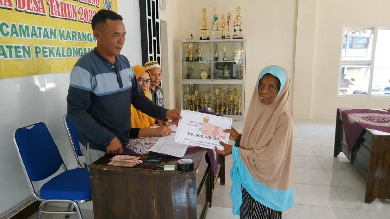 Potret Mbak Sombret saat menerima bantuan dari pemerintah desa setempat. (Istimewa)