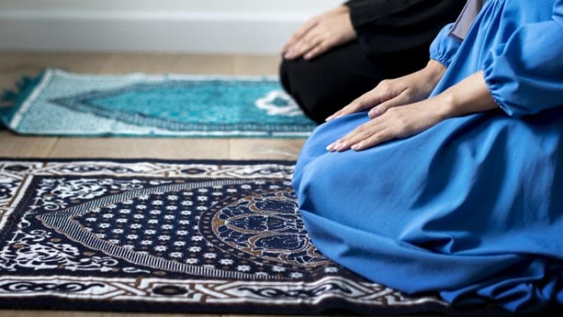 Sebaiknya sajadah dibersihkan dulu dari kotoran cicak sebelum dipakai untuk salat. (iStock)