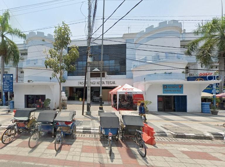 Di kawasan Pasar Pagi Tegal, dulu ada stasiun trem uap. (Google Street View)