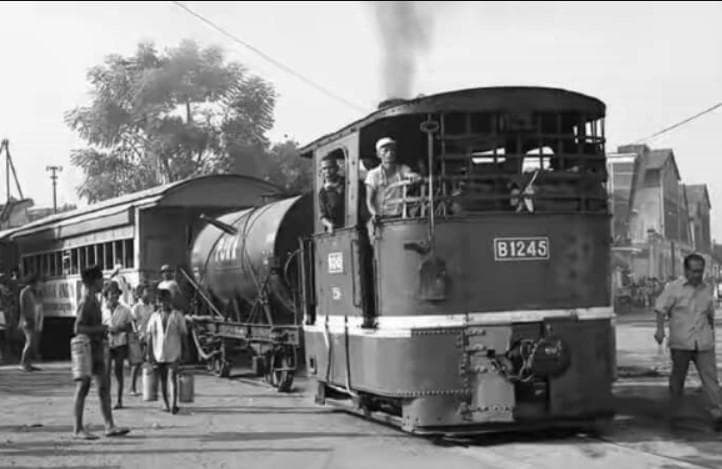 Trem uap dulu melewati Pasar Pagi Kota Tegal. (Radartegal.disway)