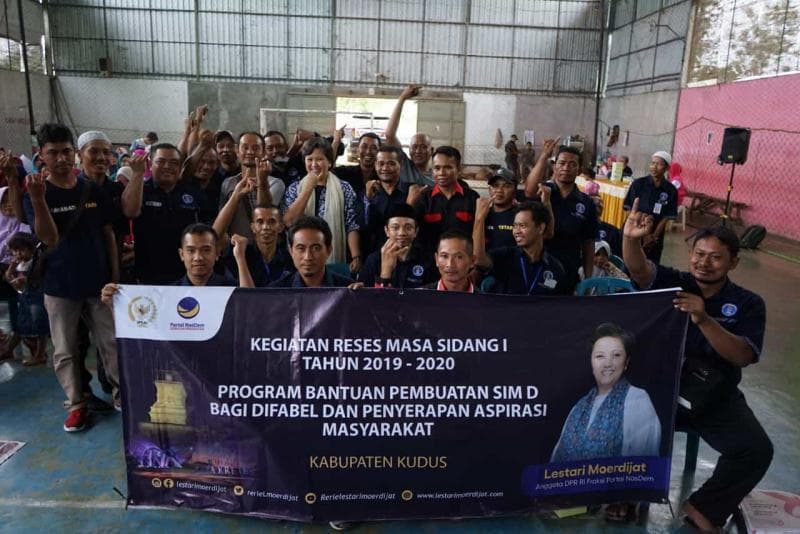 Lestari Moerdijat berfoto bersama dalam program bantuan pembuatan SIM D di Kudus, Sabtu (28/12). (Dok. Sahabat Lestari)