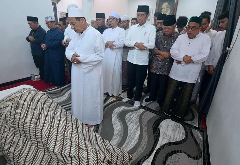 Presiden Jokowi takziah di rumah duka mendiang Syarifah Salma di Pekalongan. (X/Jokowi)