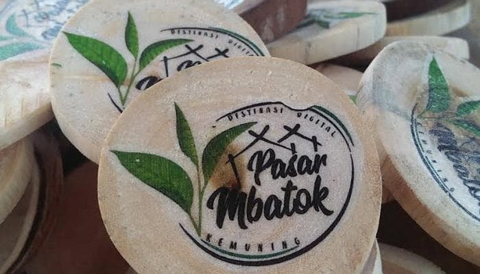 Uang kethip dari batok kelapa yang dipakai untuk transaksi jual beli di Pasar Mbatok Karanganyar. (Pasarmbatok.com)
