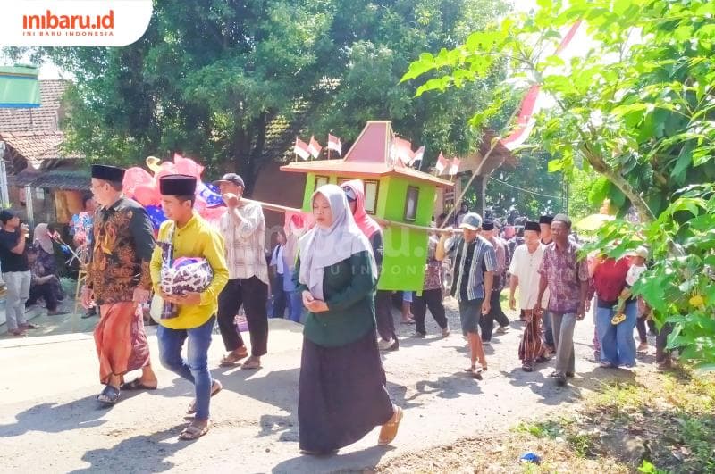 Arak-arakan budaya warnai Sedekah bumi di Desa Wisata Gulangpongge, Pati. (Inibaru.id/ Rizki Arganingsih)