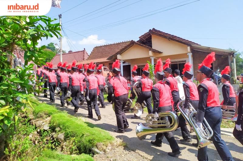 Drumb band berseragam merah hitam ini ikut meramaikan pawai sedekah bumi desa Gulangpongge. (Inibaru.id/ Rizki Arganingsih)