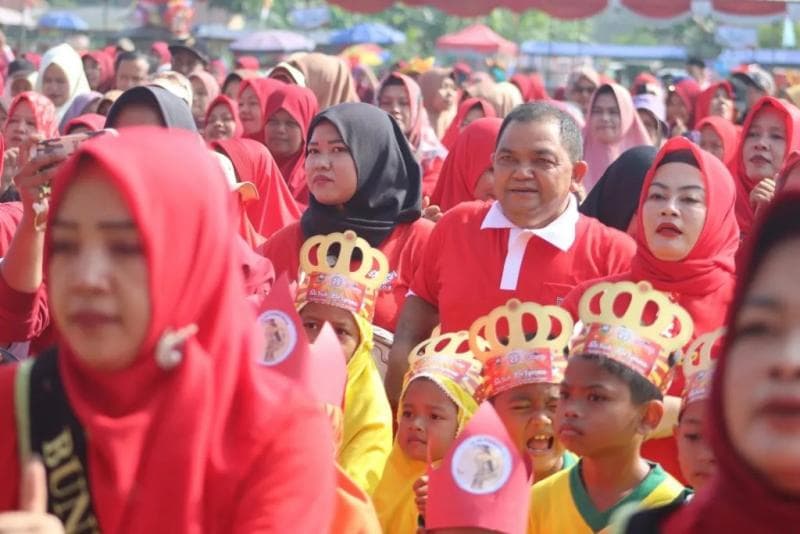 Bupati Semarang Ngesti Nugraha mendukung gerakan antiperundungan di sekolah bersama para siswa. (dok. Diskominfo Kabupaten Semarang)