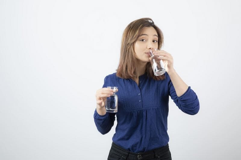 Minum segelas air putih bisa bikin suasana hati jadi lebih baik. (Herminahospitals)
