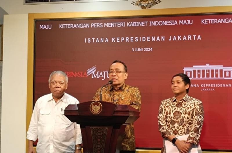 Mensesneg Pratikno mengumumkan pengunduran diri&nbsp;Kepala Otorita Ibu Kota Nusantara (OIKN) Bambang Susantono dan Wakil Kepala OIKN Dhony Rahajoe di Istana Kepresidenan Jakarta pada hari Senin. (Sindo/Raka Dwi Novianto)